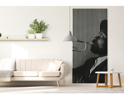 Salon avec canapé, table et fresque murale avec motif jazz