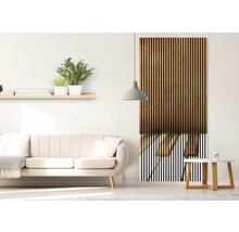 Wohnzimmer mit Sofa, Regal, Zimmerpflanzen, Lampe, Beistelltisch und Wandpaneel aus Holz