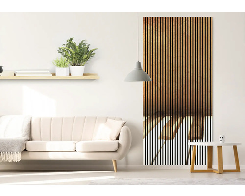 Salon avec canapé, étagère, plantes d''intérieur, lampe, table d''appoint et panneau mural en bois