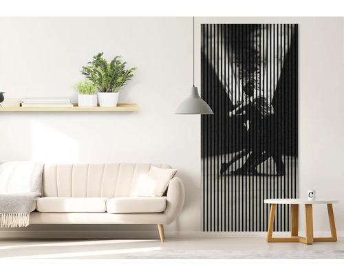 Salon avec canapé, table et panneau acoustique avec motif