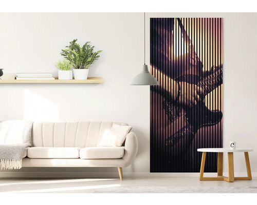 Salon avec canapé, étagère, lampe et panneau mural avec motif de guitare