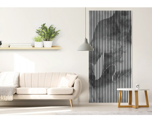 Salon avec canapé, table d''appoint, suspension, étagère murale et reproduction d''art encadrée