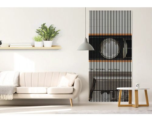 Salon avec canapé, table d''appoint, étagère et un store à lamelles avec impression graphique comme décoration.