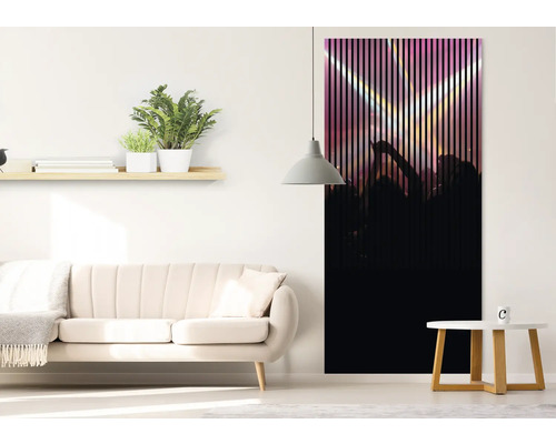 Scène d''intérieur avec une porte à lamelles noire représentant une foule