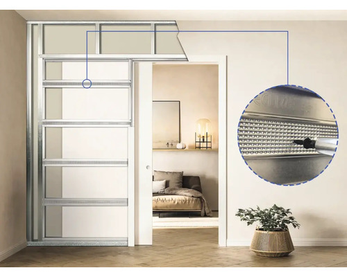 Einbauelement für eine Schiebetür vor einer Wand mit Detailansicht der Konstruktion.
