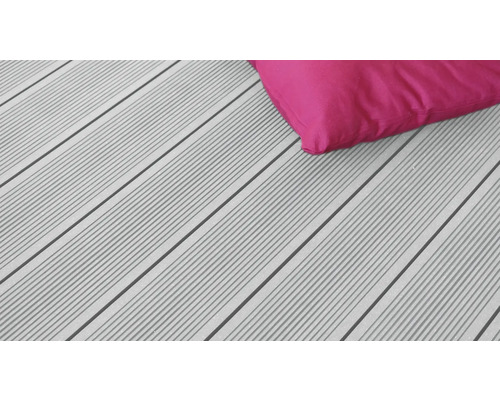 Lame de terrasse Konsta en bois composite Futura profilé à chambre creuse gris clair brossé 26x145 mm (au mètre à partir de 1,00 m jusqu'à 6,00 m max.)