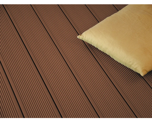 Terrassendielen aus Holzverbundstoff mit Kissen