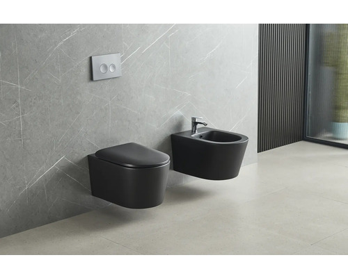 WC suspendu et bidet dans une salle de bains au design moderne.