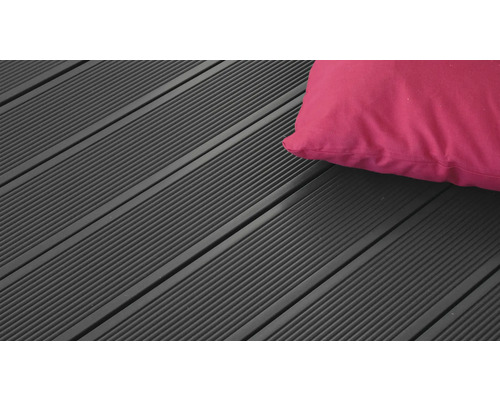 Terrassendielen aus Holz mit Kissen