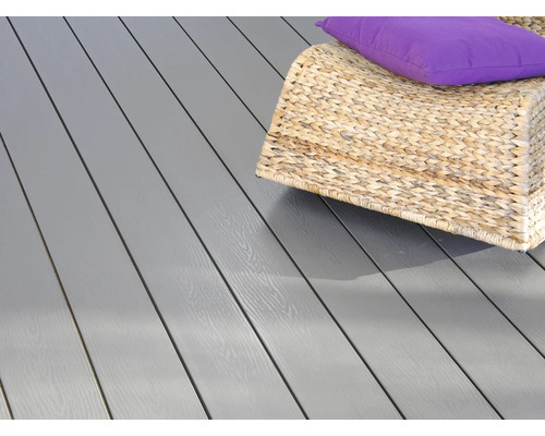 Lames de terrasse en bois composite avec siège tressé et coussin