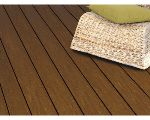 Terrassendielen aus Holz mit Sitzgelegenheit und Kissen