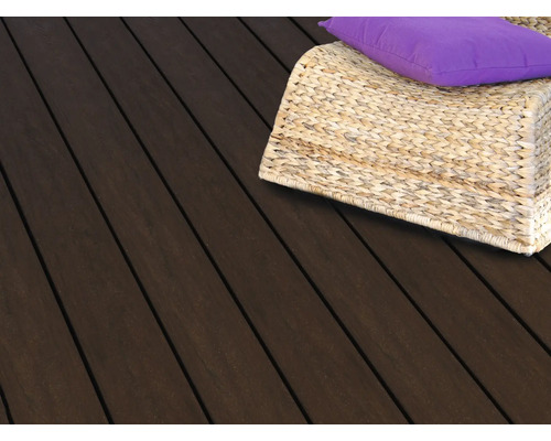 Terrassendielen aus Holz mit Sitzgelegenheit und Kissen