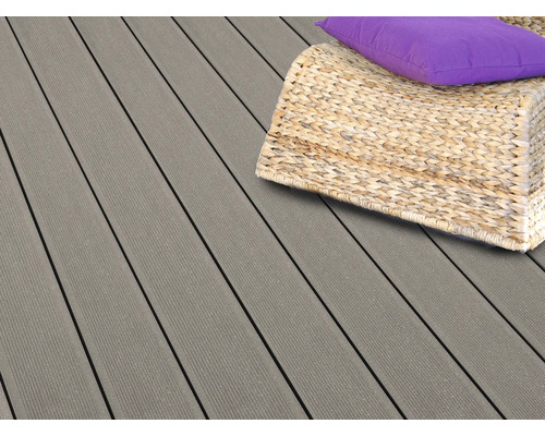 Lames de terrasse en composite bois avec un siège et un coussin