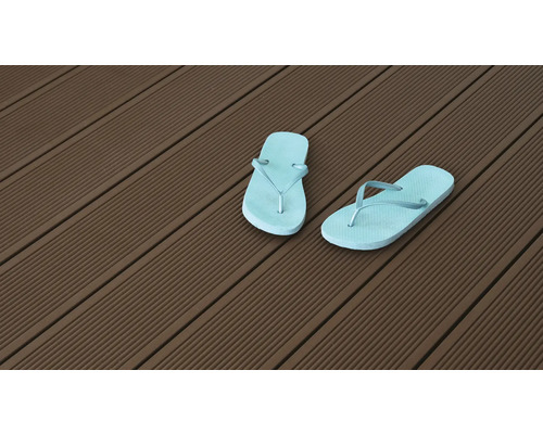 Paire de tongs sur terrasse en bois