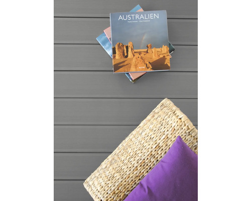 Lames de terrasse avec décoration: pile de livres et panier avec coussins