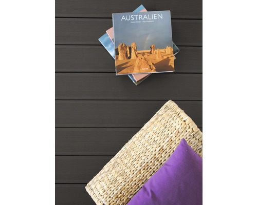 Terrassendielen mit einem Bücherstapel und einem Kissen
