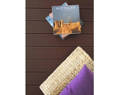 Lames de terrasse avec livre et coussin
