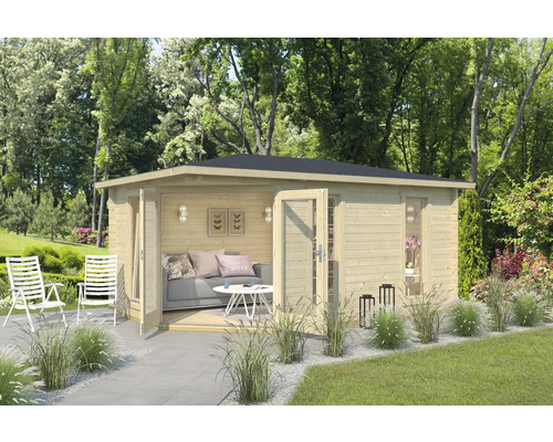 Gartenhaus Outdoor Life Edinburgh 2 inkl. Fussboden 490,3 x 322,3 cm natur Holzgartenhaus mit Terrasse, Gartenmöbeln und Bepflanzung im Aussenbereich.