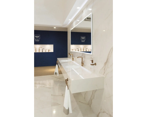 Salle de bain lumineuse avec double vasque, miroir lumineux et robinetterie