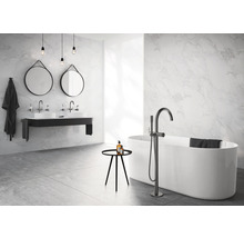 Modernes Badezimmer mit Badewanne, Waschtisch und Spiegel