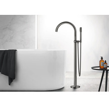 Freistehende Badewannenarmatur neben einer Badewanne in einem Badezimmer.