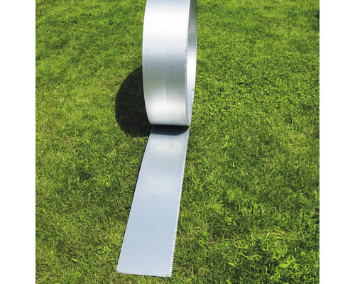Bordure de gazon en métal sur gazon
