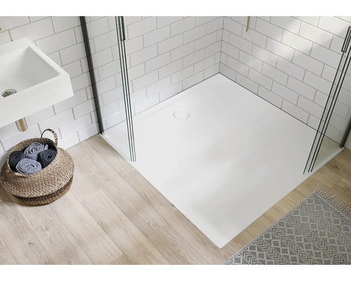 Salle de bains avec receveur de douche, lavabo et panier à serviettes