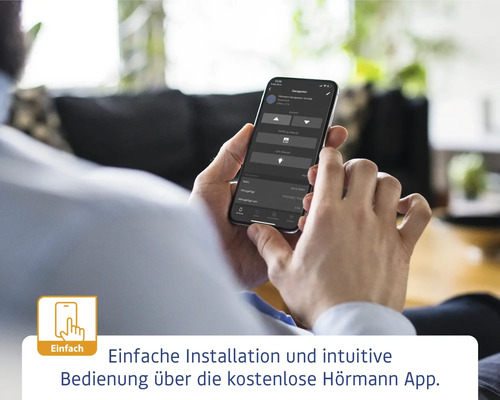 Un homme utilise l''application Hörmann sur son smartphone.