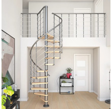 Wendeltreppe aus Metall und Holz im Wohnraum.