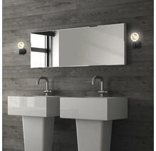 Badezimmer mit zwei Waschbecken, Spiegel und Lampen