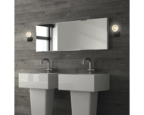 Badezimmer mit zwei Waschbecken, Spiegel und Lampen