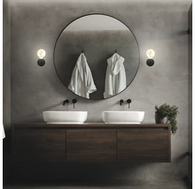 Modernes Badezimmer mit Doppelwaschbecken, rundem Spiegel und Wandleuchten