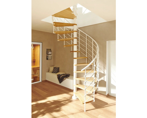 Wendeltreppe mit Holzstufen und weissem Geländer in einem hellen Raum.