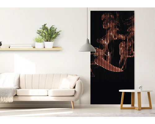 Salon avec canapé, étagère et décoration murale