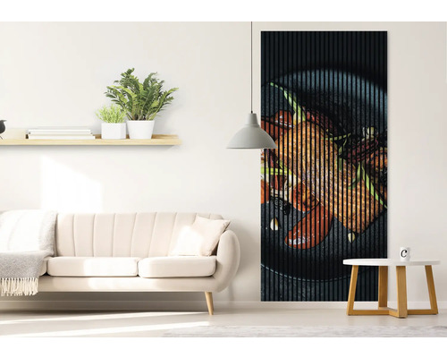 Salon avec canapé, table d''appoint, étagère avec plantes et panneau mural avec motif culinaire.