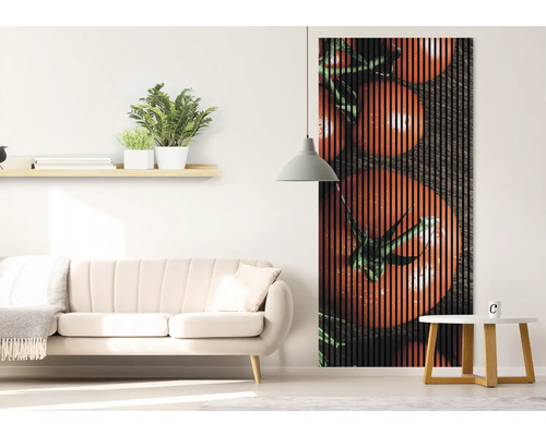 Salon avec canapé, étagère, lampe et panneau mural avec motif de tomates