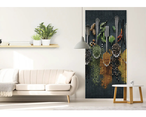 Salon avec canapé et panneau acoustique avec motif d''épices