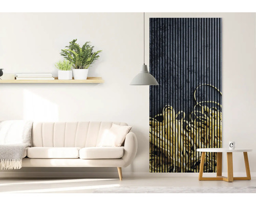 Salon avec panneau mural à rayures, canapé et table d''appoint