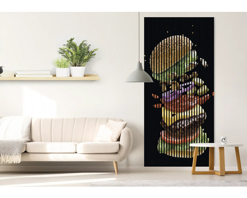 Salon avec canapé, table d''appoint et une image à lamelles avec un motif de burger