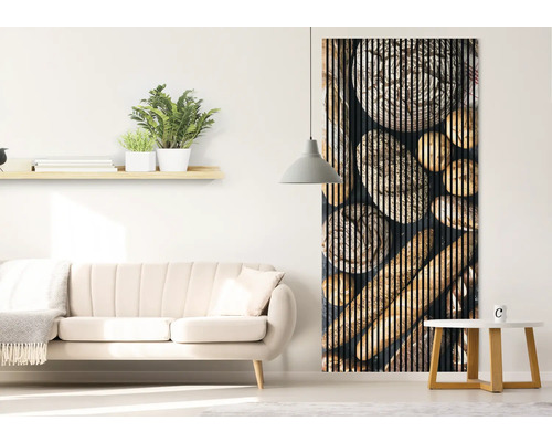 Salon avec canapé, table d''appoint, suspension et panneau mural aspect bois