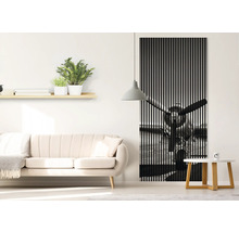 Wohnzimmer mit Sofa, Beistelltisch und Akustikbild mit Flugzeugmotiv