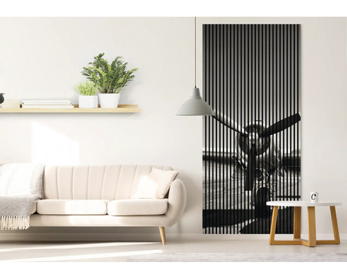 Salon avec canapé, table d''appoint et panneau acoustique avec motif d''avion