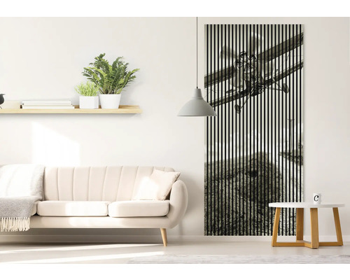 Wohnzimmer mit Sofa, Tisch und Wandbild mit Flugzeugmotiv