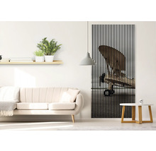 Wohnzimmer mit Sofa, Beistelltisch, Hängelampe und Wandbild mit Flugzeugmotiv