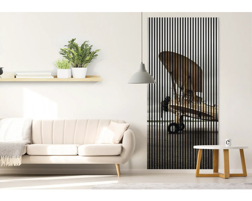 Salon avec canapé, table d''appoint, suspension et décoration murale avec motif d''avion