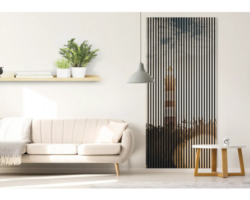 Salon avec canapé, table d''appoint, étagère et panneau mural avec motif de phare