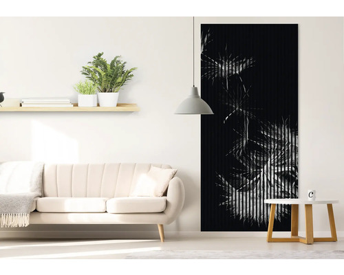 Salon avec canapé, table d''appoint, panneau mural et étagère à plantes