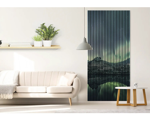 Salon avec canapé, étagère, lampe et panneau acoustique avec motif de montagne