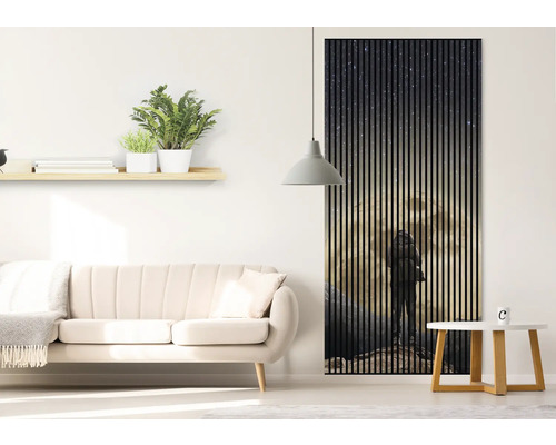 Salon avec canapé, table d''appoint et panneau acoustique avec motif de montagne