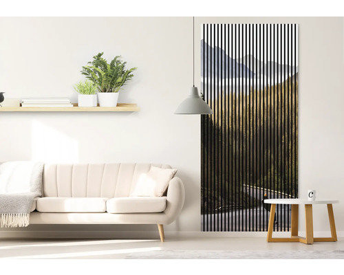 Salon avec canapé, table d''appoint, étagère murale et panneau mural